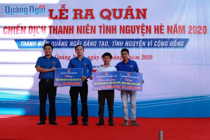Tỉnh đoàn trao bảng tượng trưng các công trình sẽ thực hiện tại Làng Thanh niên lập nghiệp Sơn Bua (huyện Sơn Tây).