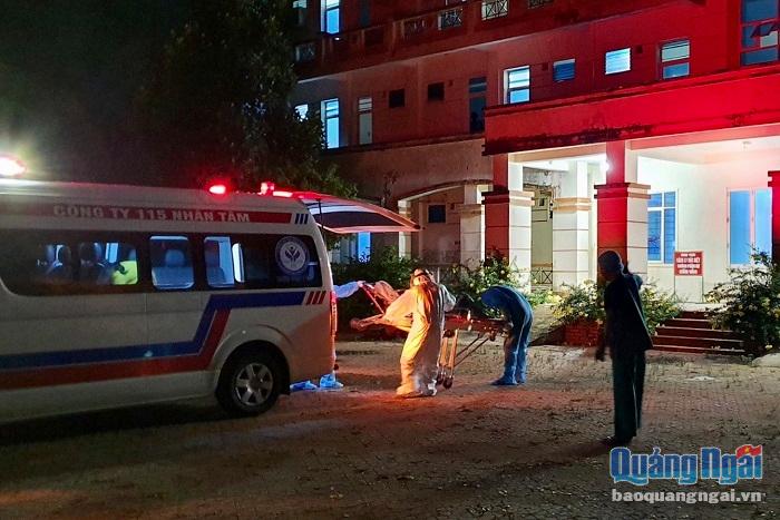 Các y bác sĩ thuộc cơ sở 2 Trung tâm Y tế huyện Bình tiếp nhận bệnh nhân đầu tiên về từ Bệnh viện Ung bướu Đà Nẵng