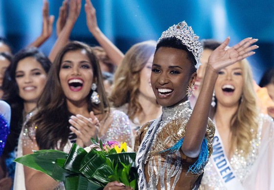 Đại diện Nam Phi Zozibini Tunzi giành vương miện Miss Universe 2019. Ảnh: Miss Universe 