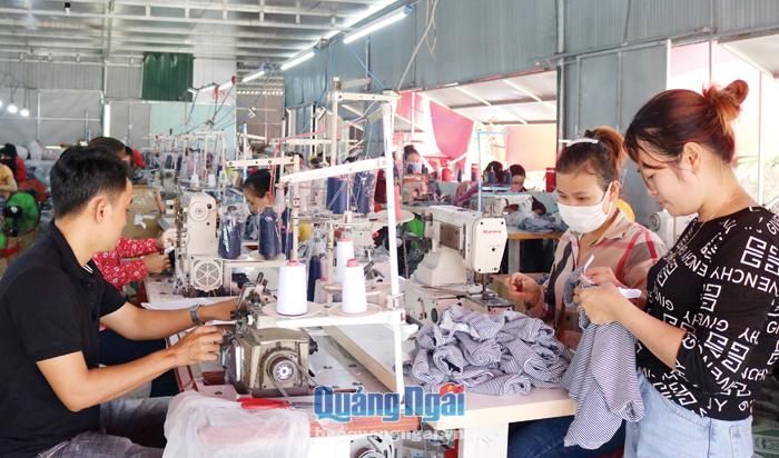 Cơ sở may công nghiệp của vợ chồng chị Trần Thị Thu Lịnh, ở tổ dân phố 2, thị trấn La Hà (Tư Nghĩa) tạo việc làm thường xuyên cho gần 60 lao động.       Ảnh: T.P 