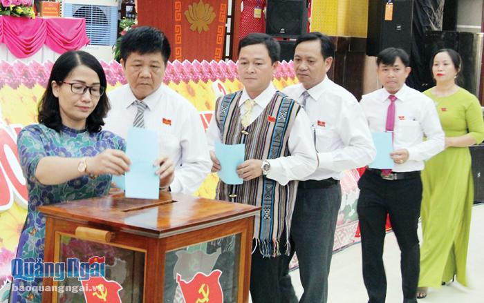 Các đại biểu bỏ phiếu bầu Bí thư Huyện ủy Ba Tơ, nhiệm kỳ 2020 - 2025.