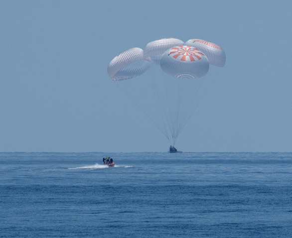Cảnh tàu Crew Dragon của SpaceX hạ cánh xuống biển - Ảnh: NASA