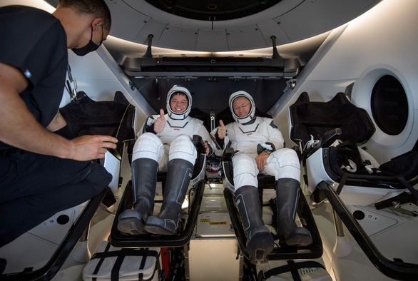 Robert Behnken và Douglas Hurley, Hai phi hành gia của NASA bên trong tàu Crew Dragon của SpaceX lên tàu thu hồi vỏ sau khi tiếp nước an toàn tại vịnh Mexico, ngoài khơi Pensacola, bang Florida, Mỹ ngày 3-8 - Ảnh: REUTERS