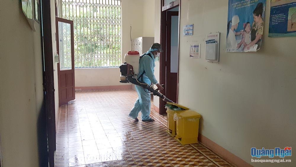 Phun khử khuẩn tại khu vực cách ly cơ sở chính Trung tâm Y tế huyện Bình Sơn