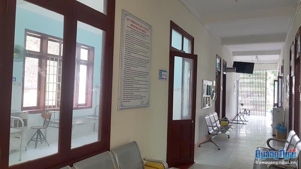Toàn bộ tầng trệt tại khu vực cách ly cơ sở chính Trung tâm Y tế huyện Bình Sơn nơi có trường hợp nhiễm vi rút SARS-CoV-2 đã được khử trùng và khoanh vùng để trống từ đêm ngày 2.8.