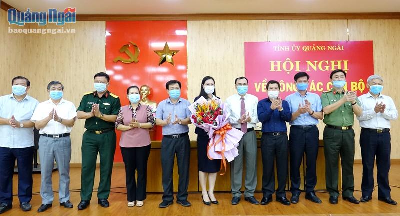 Ban Thường vụ Tỉnh ủy tặng hoa chúc mừng đồng chí Bùi Thị Quỳnh Vân
