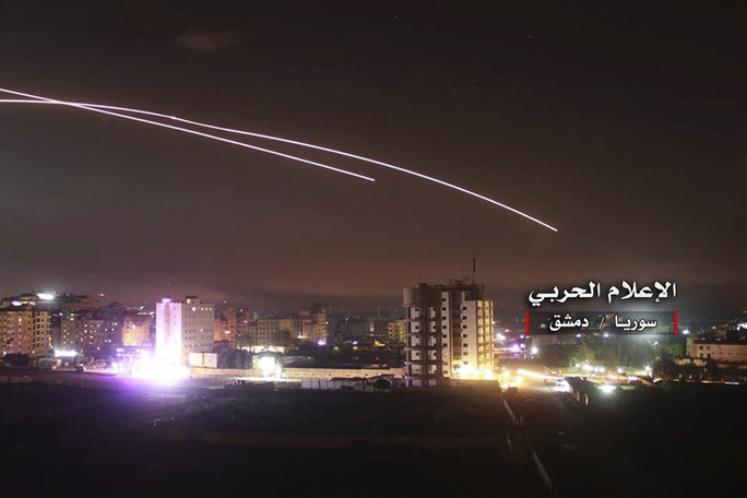 Tên lửa được bắn trong một vụ không kích vào Syria. Ảnh: AP