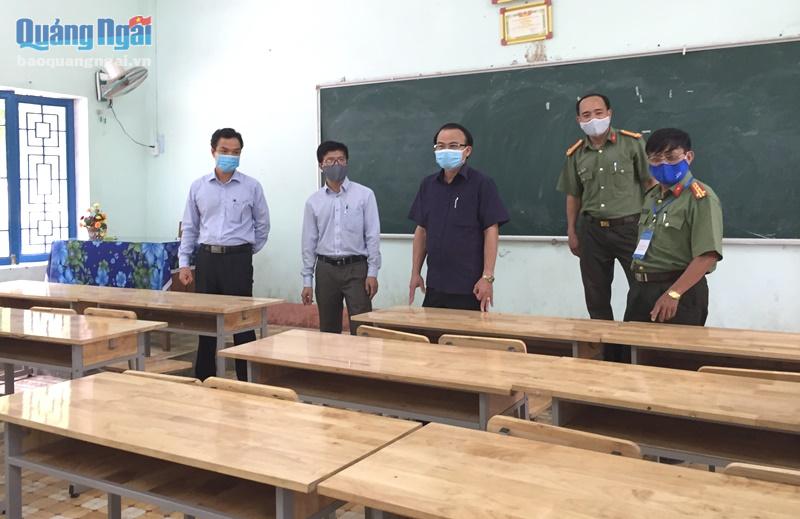 Phó Chỉ tịch UBND tỉnh Đặng Ngọc Dũng kiểm tra công tác chuẩn bị cho kỳ thi tại Trường THPT Trần Kỳ Phong.