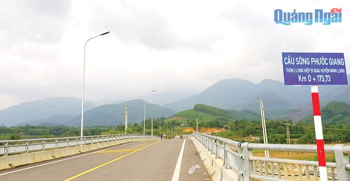 Việc đầu tư xây dựng cầu Phước Giang mở ra cánh cửa phát triển không gian đô thị huyện Minh Long sang phía bắc sông Phước Giang. 