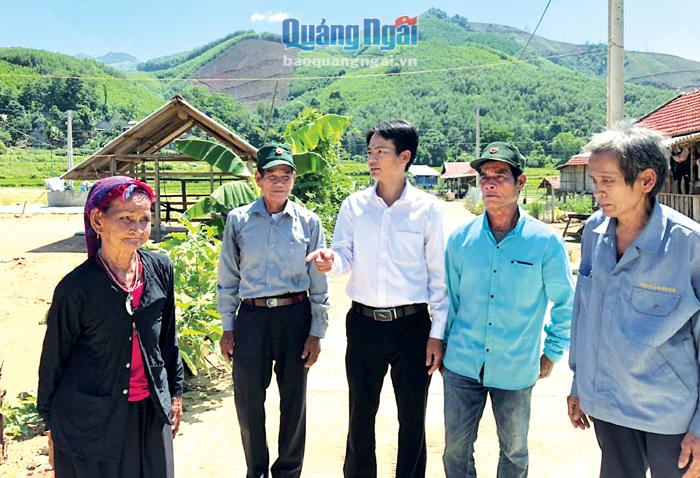 Bí thư Đảng ủy xã Ba Dinh (Ba Tơ) Phạm Văn Thật (giữa) trò chuyện với người dân khu tái định cư Ka La.