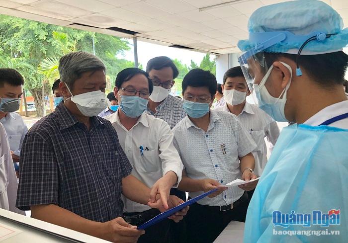 Thứ trưởng Y tế Nguyễn Trường Sơn (áo xanh đen) kiểm tra quy trình tiếp nhận bệnh nhân tại phòng cấp cứu, Khoa khám bệnh, Bệnh viện Đa khoa tỉnh