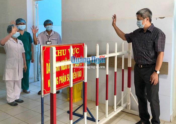 Thứ trưởng Bộ Y tế Nguyễn Trường Sơn động viên các y, bác sĩ đang làm việc trong khu cách ly