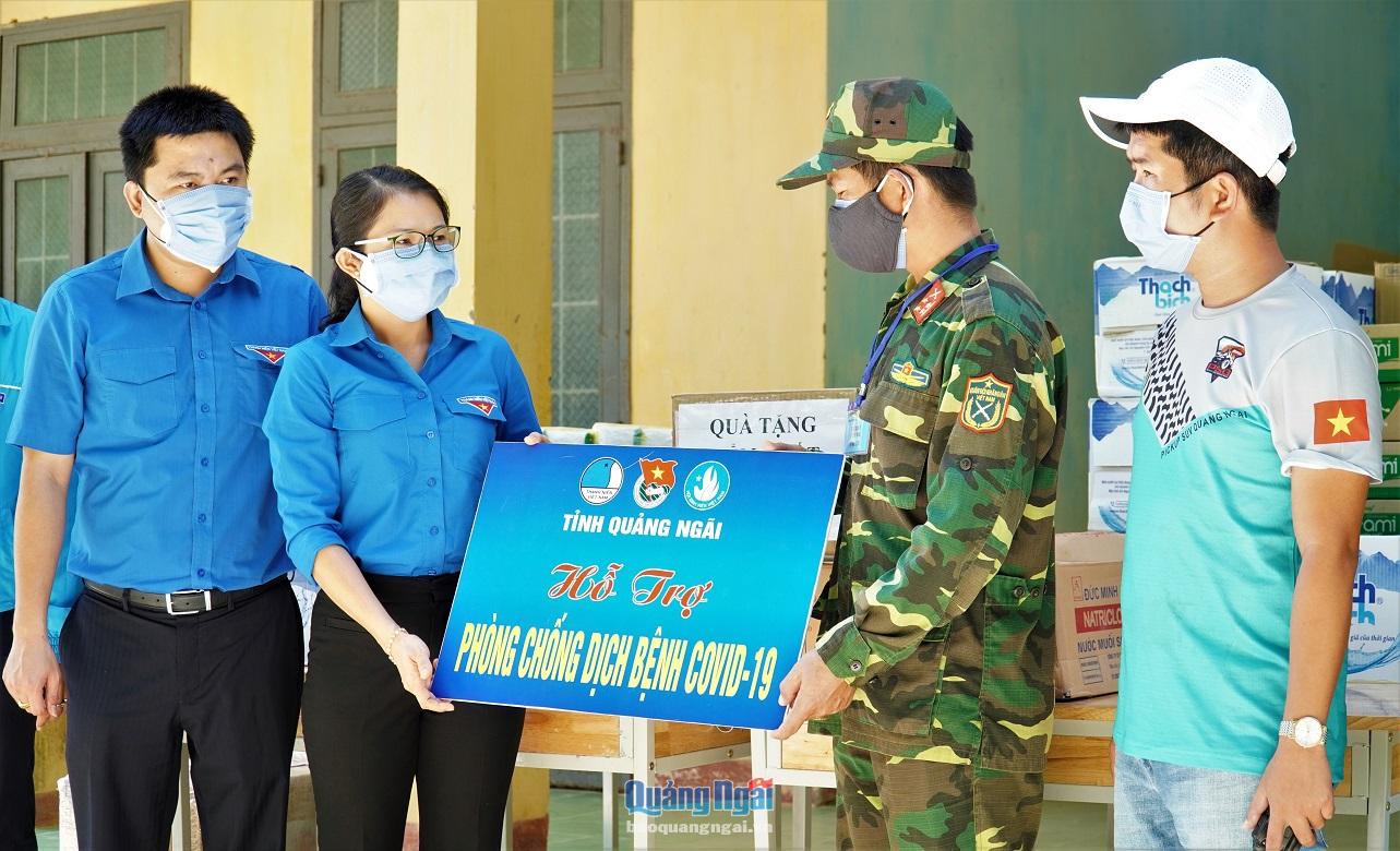 Thường trực Tỉnh đoàn tặng các nhu yếu phẩm cho lực lượng làm nhiệm vụ tại khu cách ly Trường THCS Dân tộc Nội trú Ba Tơ.