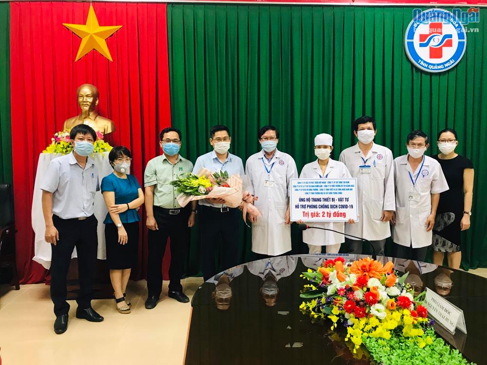 Các DN trên địa bàn tỉnh trao tặng trang thiết bị y tế phòng chống dịch Covid-19 cho BVĐK Quảng Ngãi