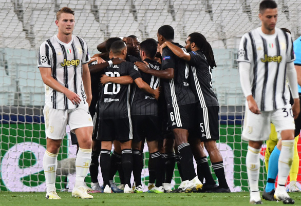 Niềm vui của các cầu thủ Lyon sau khi ghi bàn vào lưới Juventus - Ảnh: REUTERS