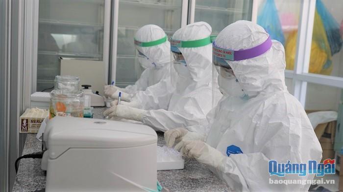 Từ 8.8, Quảng Ngãi vận hành thêm một hệ xét nghiệm SARS- CoV-2 tại Bệnh viện Đa khoa TP.Quảng Ngãi
