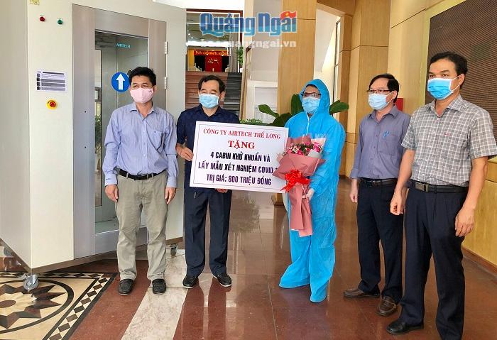 Đại diện Công ty Airtech Thế Long trao bảng tượng trưng tặng 4 cabin khử khuẩn và lấy mẫu xét nghiệm cho UBND tỉnh Quảng Ngãi