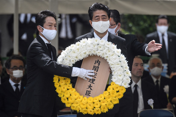 Thủ tướng Nhật Bản Shinzo Abe dâng hoa tưởng niệm các nạn nhân thảm họa bom nguyên tử tại Nagasaki - Ảnh: AFP