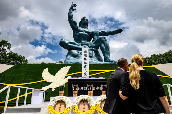 Tượng đài tưởng niệm nạn nhân thảm họa bom nguyên tử Nagasaki - Ảnh: AFP