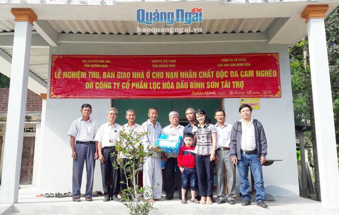 Hội Nạn nhân CĐDC/Dioxin bàn giao nhà cho ông Võ Văn Thêm. 