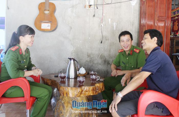Trưởng Công an thị trấn Trà Xuân (Trà Bồng), Đại úy Trương Thị Minh Thư cùng đồng đội xuống cơ sở để nắm tình hình.