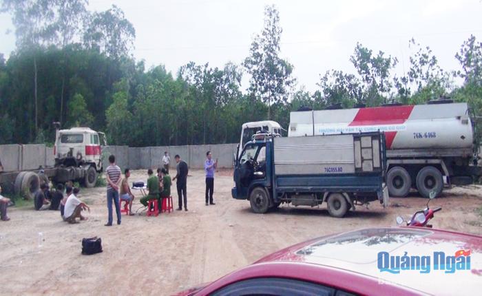 Công an huyện Bình Sơn kiểm tra một cơ sở sản xuất dầu giả trên địa bàn huyện.