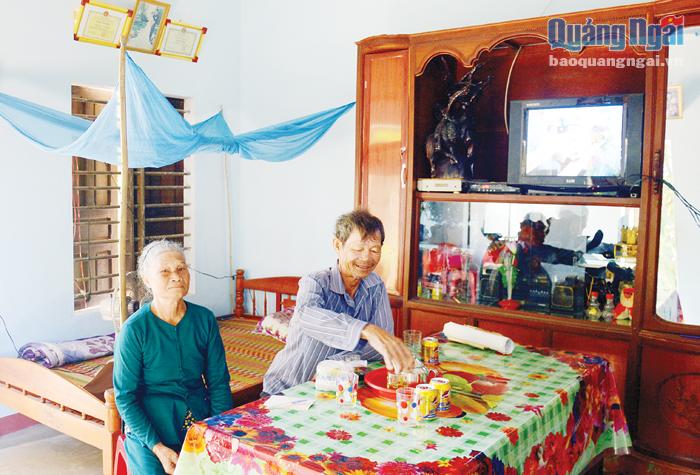 Vợ chồng ông Trần Văn Hoàng (76 tuổi), ở thôn Hòa Mỹ, xã Hành Phước (Nghĩa Hành) trong căn nhà 