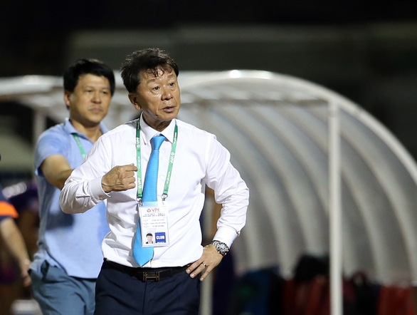 HLV Chung Hae Soung trong trận derby thua CLB Sài Gòn 0-1 ở V-Leaegue 2020 - Ảnh: N.K.