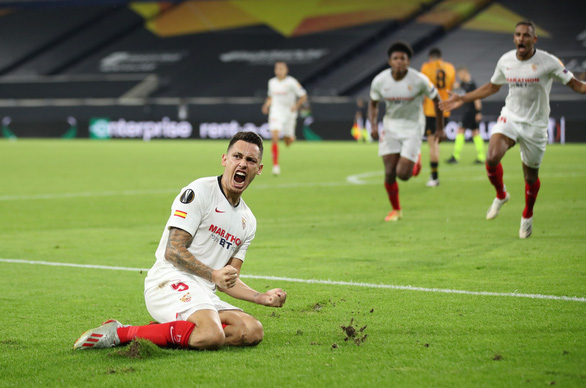 Niềm vui của Lucas Ocampos sau khi ghi bàn vào lưới Wolverhampton - Ảnh: REUTERS