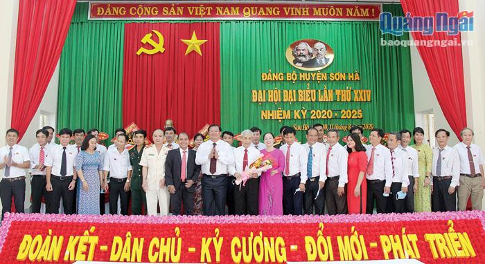 Ban Chấp hành Đảng bộ huyện Sơn Hà khóa XXIV ra mắt tại đại hội.