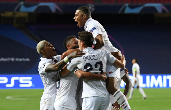Các cầu thủ PSG ăn mừng bàn nâng tỉ số lên 2-1 - Ảnh: REUTERS