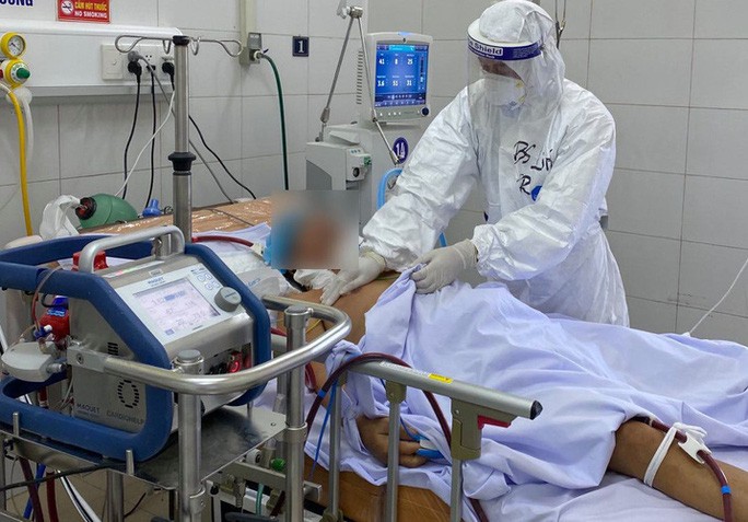 Bác sĩ Bệnh viện Chợ Rẫy được chi viện cho Đà Nẵng hỗ trợ điều trị bệnh nhân nặng- Ảnh: Lê Bảo