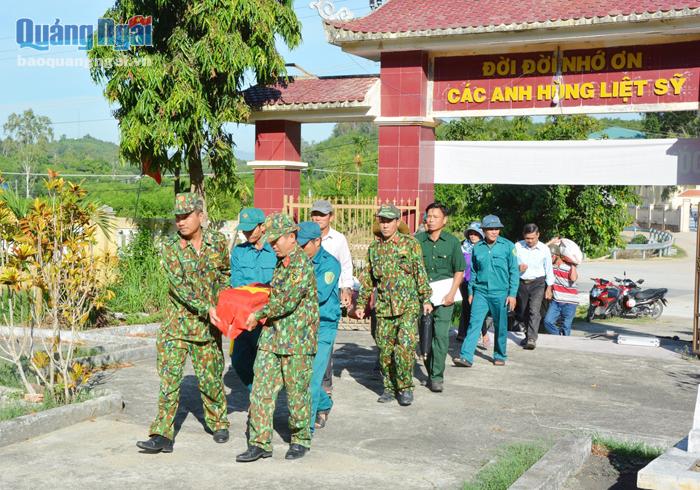 Ban CHQS huyện Sơn Tịnh làm Lễ truy điệu và an táng hài cốt Liệt sĩ Phan Tú vào Nghĩa trang liệt sĩ xã Tịnh Bình (Sơn Tịnh).