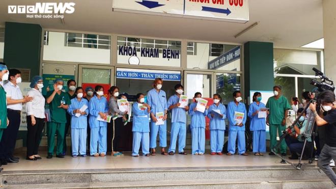 Trao giấy xuất viện cho 10 bệnh nhân COVID-19 tại Bệnh viện dã chiến Hòa Vang.