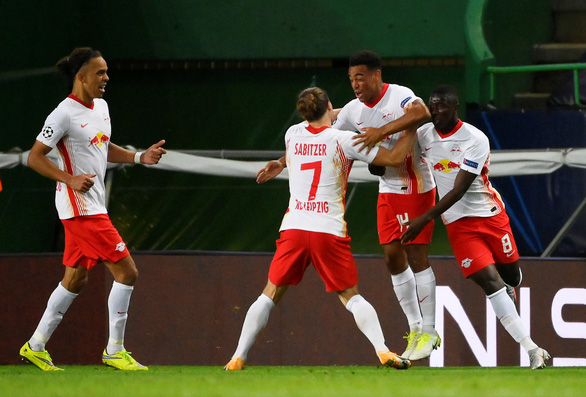 Niềm vui của các cầu thủ Leipzig sau khi ghi bàn thắng quyết định - Ảnh: REUTERS