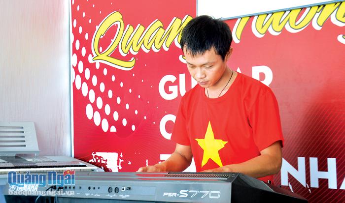 Phạm Văn Tường đang hát livestream để kêu gọi cộng đồng chung tay phòng, chống dịch bệnh.