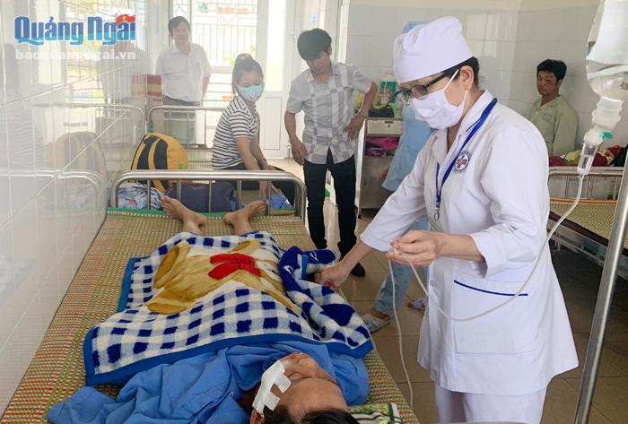 Bệnh nhân Đỗ Ngọc Th đang được các y, bác sĩ Bệnh viện Đa khoa tỉnh tiếp tục theo dõi sức khoẻ chờ ngày xuất viện.