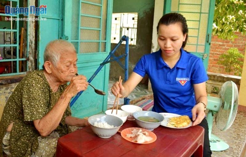 Tuổi trẻ huyện Tư Nghĩa đến thăm hỏi và tổ chức 'Bữa cơm chia sẻ yêu thương- ấm áp nghĩa tình' tại nhà bà Lê Thị Thị (sinh năm 1930), gia đình có công cách mạng ở xã Nghĩa Hòa.