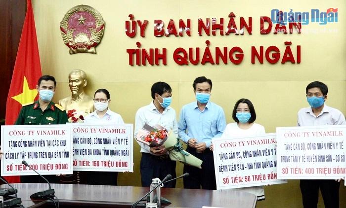Đại diện Công ty Vinamilk trao bảng tượng trưng tặng tiền hỗ trợ cho các đơn vị làm nhiệm vụ phòng, chống dịch trên địa bàn tỉnh Quảng Ngãi