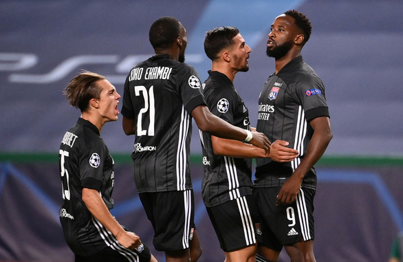 Niềm vui của các cầu thủ Lyon sau khi ghi bàn vào lưới Man City - Ảnh: REUTERS