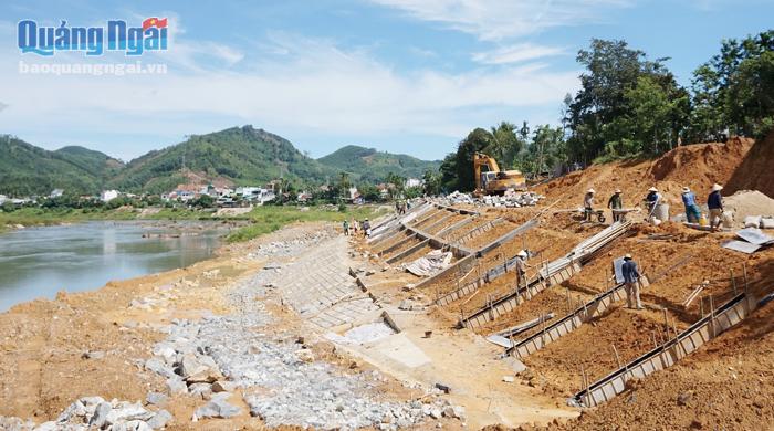 Nhà thầu đang đẩy nhanh tiến độ thi công công trình kè sông Rin (Sơn Hà), nhằm đảm bảo công tác giải ngân đúng kế hoạch.             Ảnh: PV
