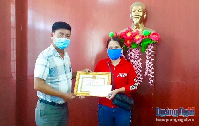 UBND xã Bình Đông trao giấy khen cho chị Lê Thị Đại vì đã có hành động đẹp
