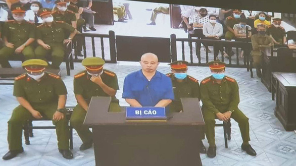 Bị cáo Nguyễn Xuân Đường lãnh 30 tháng tù giam do có hành vi đánh người gây thương tích tại trụ sở Công an phường Trần Lãm, TP Thái Bình - Ảnh: NGỌC ÁNH