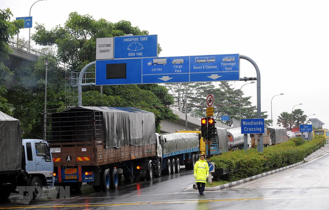 Các phương tiện di chuyển tại khu vực cửa khẩu biên giới Singapore-Malaysia. Ảnh: TTXVN