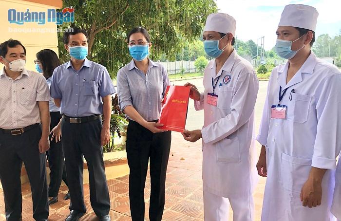 Tặng quà, động viên các y bác sĩ đang làm nhiệm vụ tại Bệnh viện dã chiến