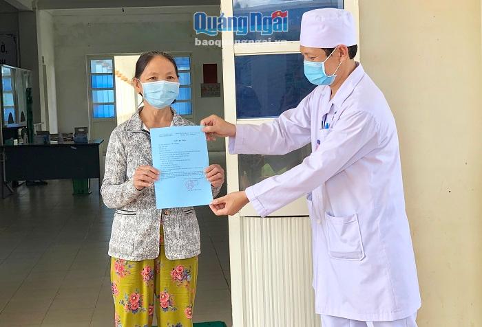 Lãnh đạo Bệnh viện dã chiến tỉnh Quảng Ngãi trao giấy ra viện cho bệnh nhân 621