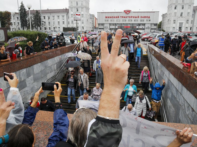 Người biểu tình tụ tập tại thủ đô Minsk ngày 19-8. Ảnh: AP