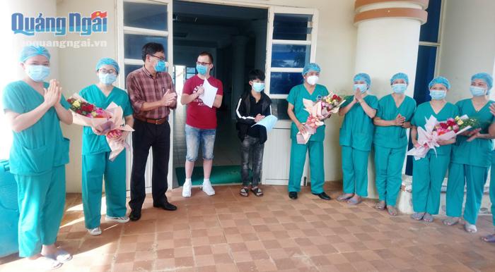 Các y, bác sĩ Trung tâm Y tế huyện Bình Sơn vui mừng trong ngày bệnh nhân Covid-19 điều trị khỏi bệnh và được xuất viện