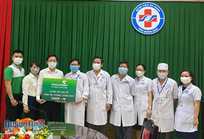 Vietcombank Quảng Ngãi trao bảng tượng trưng tặng đồ bảo hộ, khẩu trang và nước sát khuẩn cho Bệnh viện Đa khoa tỉnh.