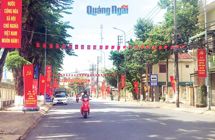 Nhiều tuyến đường ở trung tâm TP.Quảng Ngãi rực rỡ màu cờ.